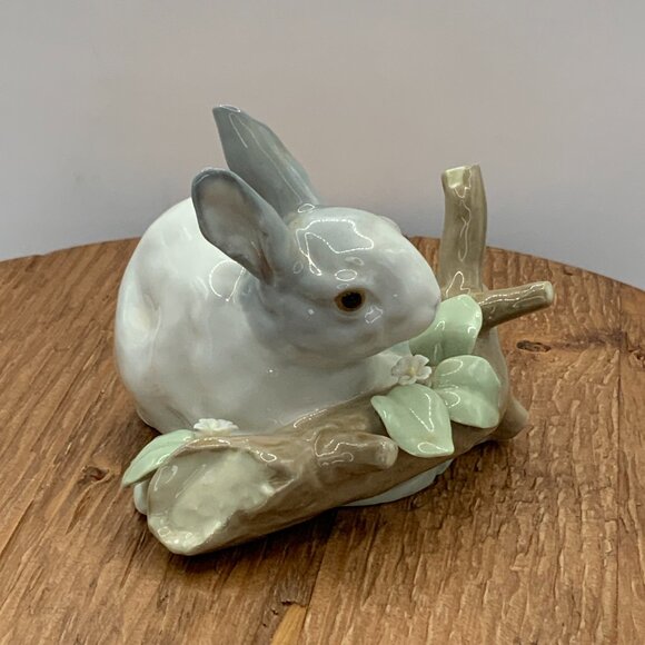 Lladró Vintage Rabbit Eating Bunny Porcelain Figurine - Picture 2 of 6